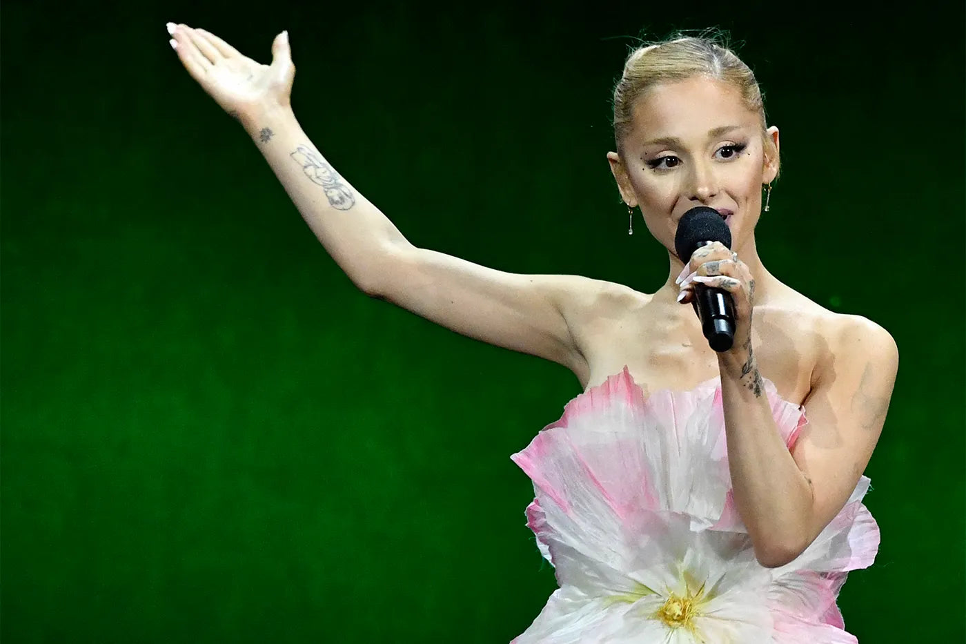 Ariana Grande-Style Vocals: Featherlight Air & Cinematic Shine